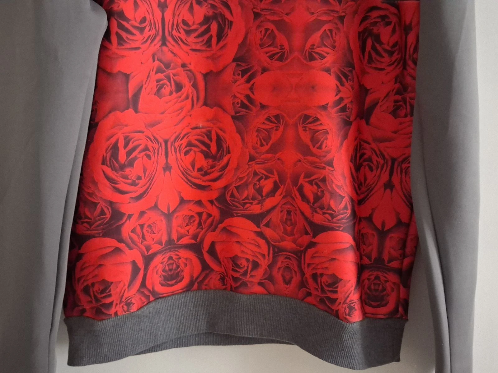 Grijze trui met rode rozen Dontoki Denim – photo 3